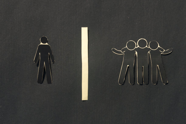 纸人站在孤立的群体。感觉自己被孤立了。社会孤立和排斥的概念。图片下载