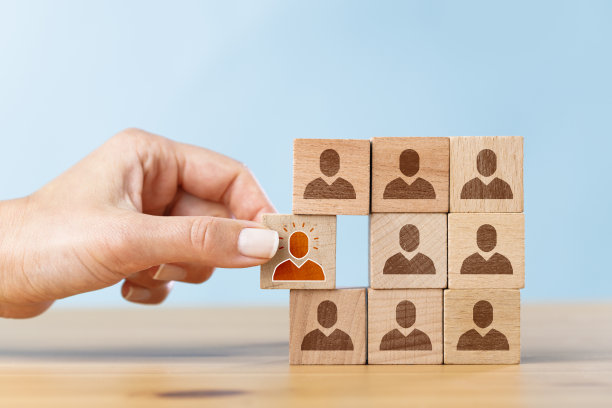 企业人力资源管理和团队建设。女人用手挑不同的人头符号图片下载