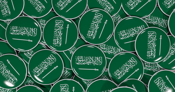 一张木制桌子上的沙特阿拉伯国旗别针的3D渲染，展示政治、支持和民族主义图片下载