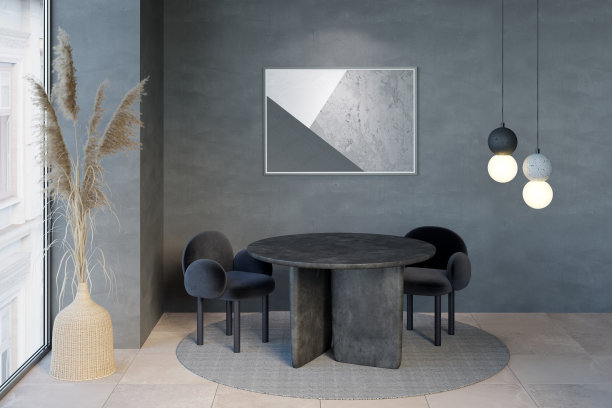 一间现代的黑暗餐厅，一张明亮的水平海报挂在一张圆桌上，圆桌上放着黑色的椅子，大窗户旁的柳条花瓶里插着潘帕斯草原，石头地板上铺着圆形地毯。图片下载