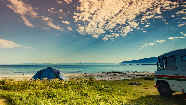 挪威罗浮敦海滩上的露营车和帐篷图片下载