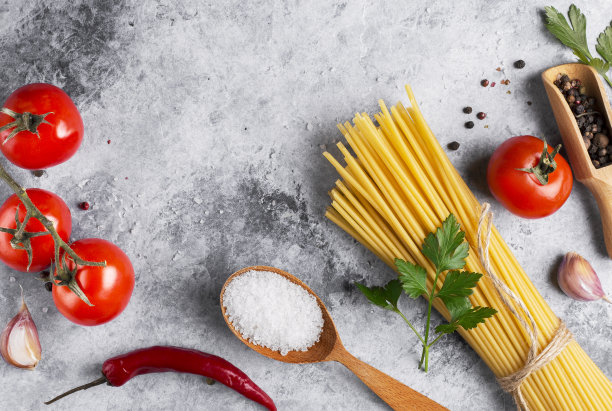 意大利面，红番茄，大蒜和香草，配上明亮的背景图片下载