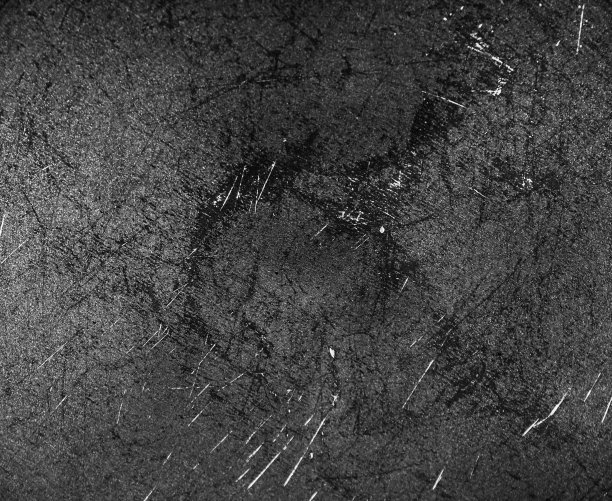 枯燥乏味的黑色纹理。金属上划痕的纹理。纹理划伤背景单色。粗糙的纹理硬背景。表面损坏。图片下载