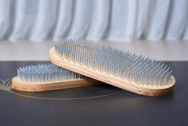 明亮工作室黑色垫子上的萨满板照片。瑜伽概念。精神实践。钉板。图片下载