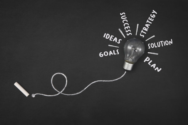 粉笔与轮廓结束点与灯泡在黑板上图片下载