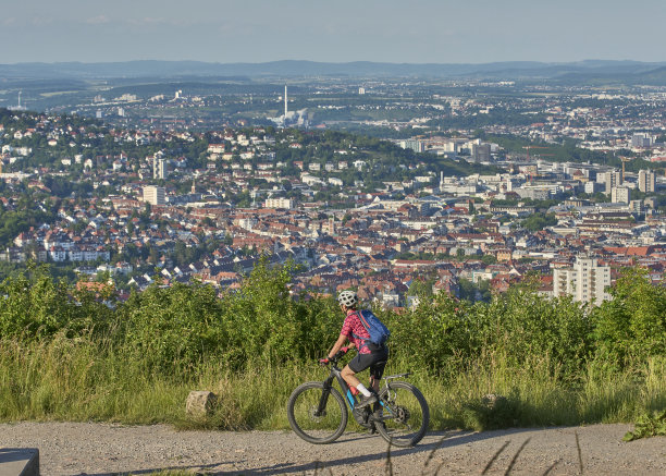 在斯图加特的山上骑着电动自行车的老妇人图片下载