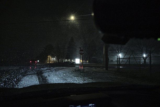 黑夜暴雪暴风雪乡村停车标志图片下载