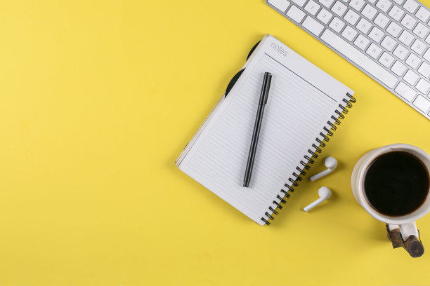 黄色背景的办公桌。图片下载