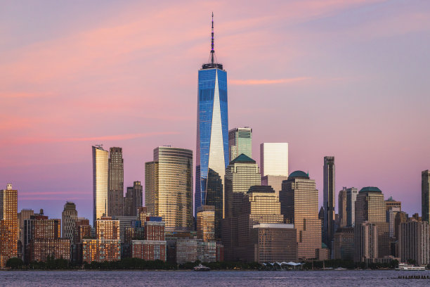 日落的自由塔和曼哈顿下城图片下载