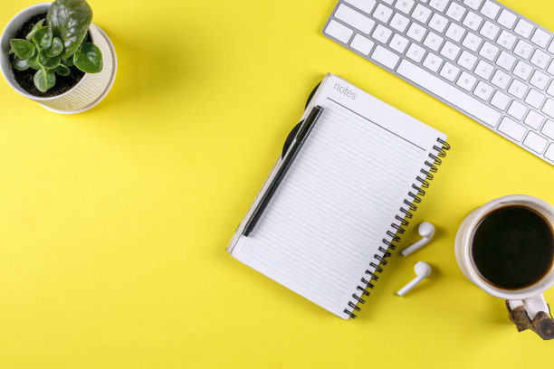 黄色背景的办公桌。图片下载