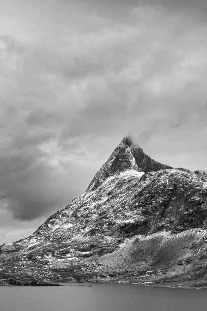 接近约顿海门国家公园的Falketind山峰图片下载