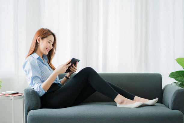 在家里，在客厅，通过互联网与朋友视频通话。图片下载