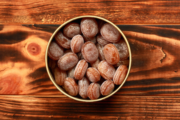 硬糖果放在罐头里，俯视图，平铺图片下载