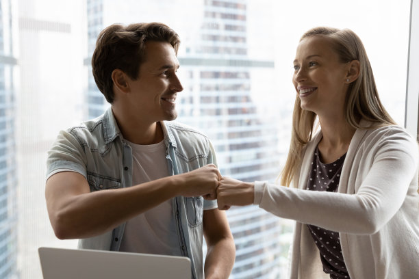 激动的员工互相击拳庆祝成功图片下载