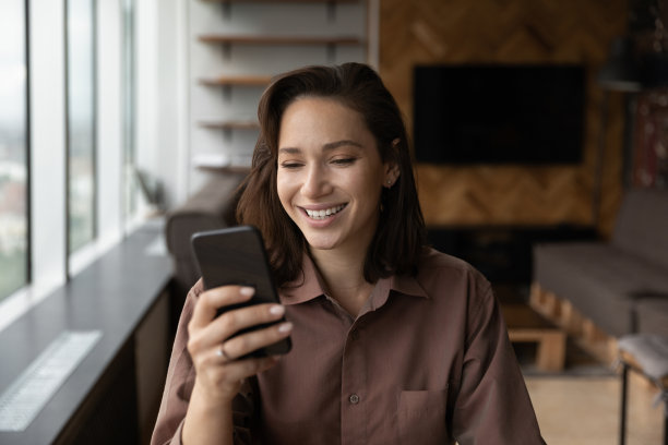 微笑的女人在智能手机上有摄像头视频通话图片下载