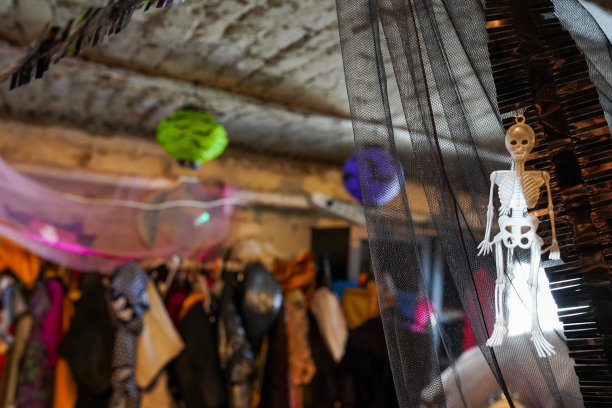 店里装饰着很多万圣节的衣服图片下载