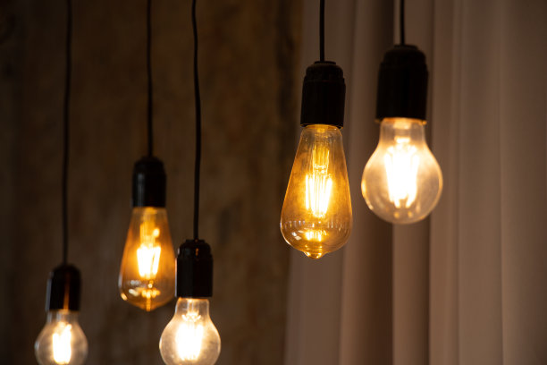 temon的老砖墙旁悬挂着复古风格的灯具，复古的照明，室内装饰，复古的灯光图片下载