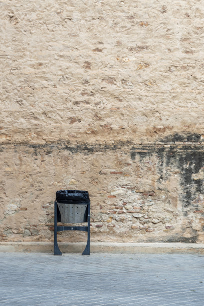 金属垃圾垃圾桶旁边的石头façade的教堂图片下载