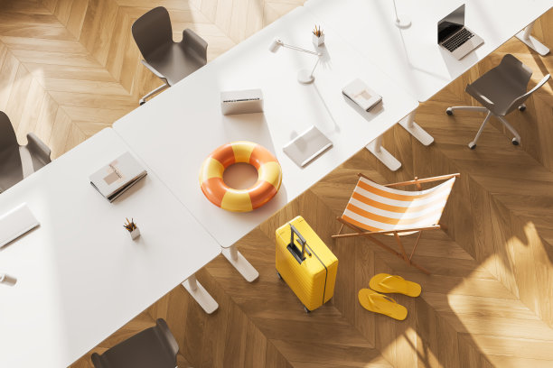 俯瞰商业内部与日光浴床和笔记本电脑，远程工作图片下载