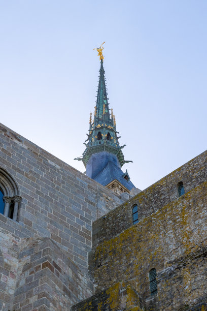 从下面可以看到圣米歇尔教堂和它的钟塔，钟塔的顶端是圣米歇尔天使长图片下载