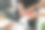 近距离观察设计师或创意工作者在办公室一起工作，并指向一个调色板，为艺术、设计、技术和商业概念。图片下载