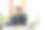 一名年轻的亚洲男子坐在办公室里的画像，自信地看着镜头，手里拿着一份报告、数据和文件，为商业和技术概念。图片下载