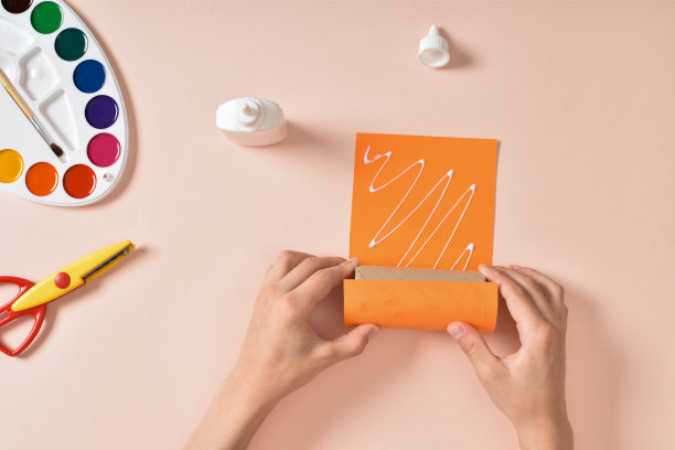 一只小猫用自己的手从卫生纸和彩纸的袖子里摸出来。一步一步的照片指令。步骤1。副本的空间。平铺，俯视图图片下载