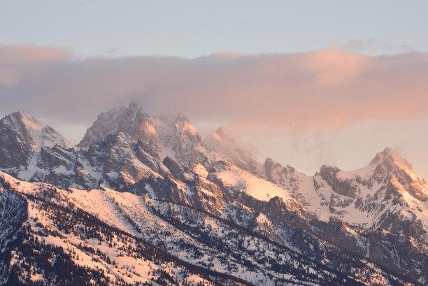 蒂顿山脉雄伟的日出图片下载