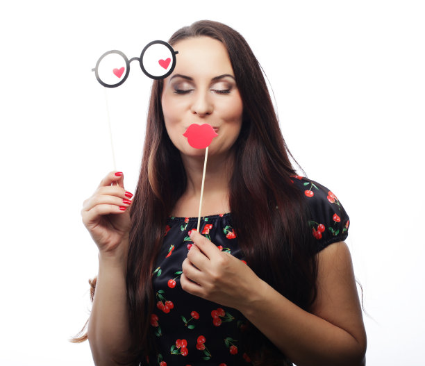 顽皮的年轻女子准备派对图片下载