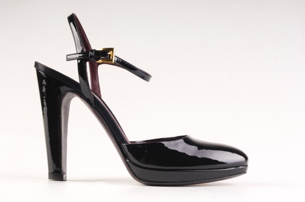 黑色高跟鞋在白色背景与空白的文字隔离图片下载