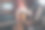 男音乐家在家工作，在电脑旁边弹吉他。图片下载