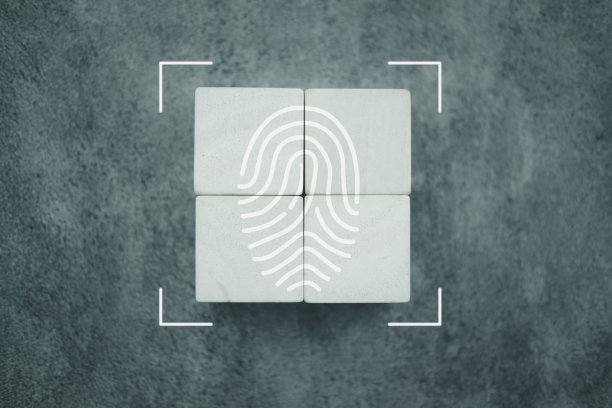木头上的指纹图标四块组合器。未来技术安全与网络控制图片下载