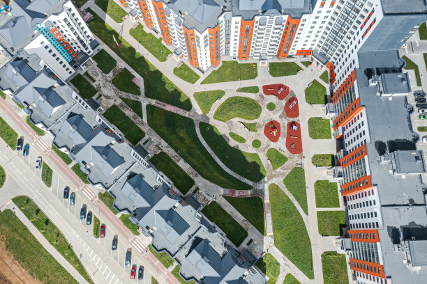 带操场的现代住宅庭院。无人机的鸟瞰图。图片下载