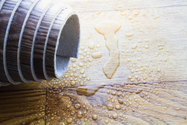 有水滴的油毡。防水油毡特写。高质量的地板覆盖物。图片下载