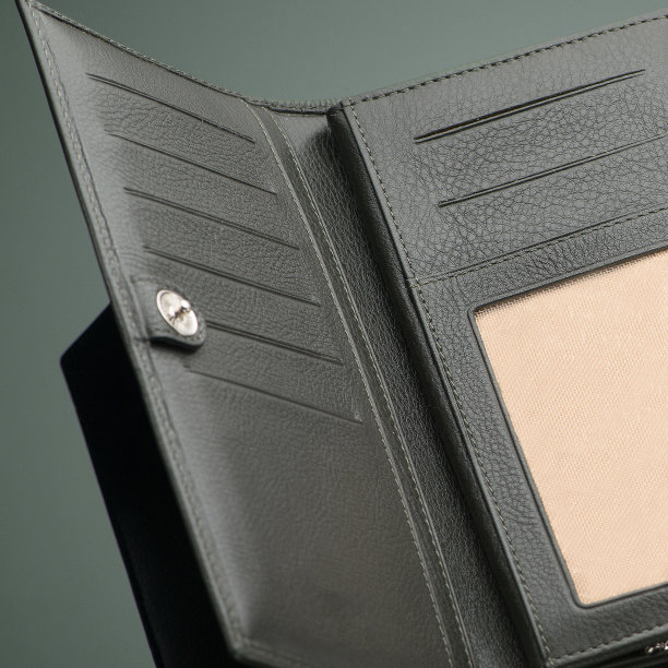 一个时尚的皮革男人钱包的特写在黑暗的背景图片下载