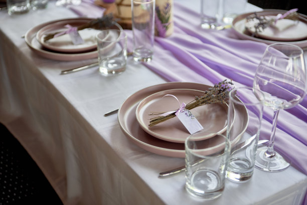 桌子设置与闪闪发光的酒杯，盘子和餐具在桌子上，复制空间。婚宴上的餐具。餐厅里的婚宴用的桌子图片下载