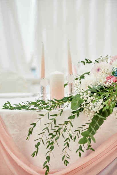 美丽的花卉安排和蜡烛在烛台在餐厅，复制空间的婚礼。豪华婚礼装饰图片下载