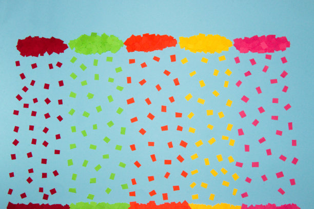 夏天的纸雪，创意艺术设计，飘落的雪在欢快的五彩缤纷的颜色中飞舞，五彩缤纷的云朵和一层雪花飘落到地面，艺术夏天的概念图片下载