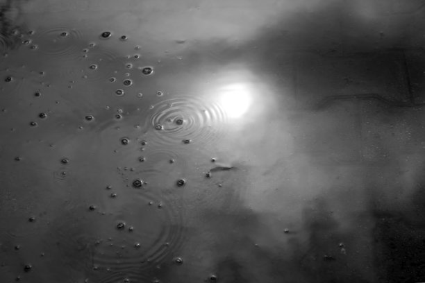 泥泞的水坑里反射的阳光。黑白照片。春天秋天情绪图片下载