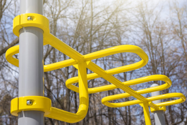 户外健身元素街区。城市公园街道的体操或运动健身器材图片下载