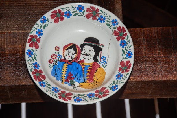 古老的盘子上有罗马尼亚的农民图案，来自毕斯特里塔地区图片下载