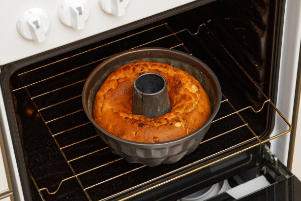 自制蛋糕在烤箱中烘烤。浅的焦点。图片下载
