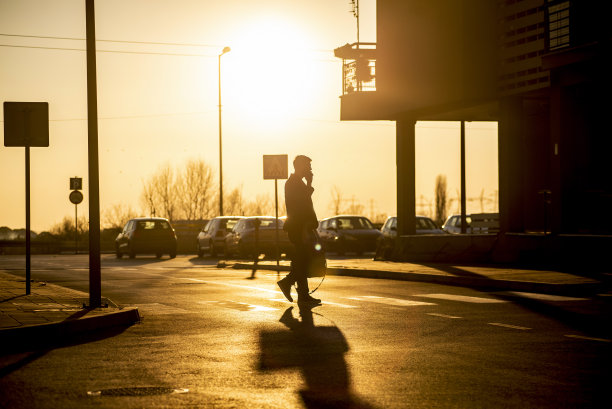 一名男子下班回家很晚，用智能手机上的照片和家人聊天图片下载