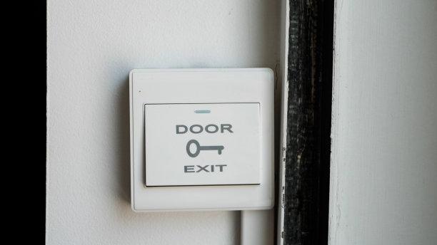 白色墙上的开门按钮图片下载