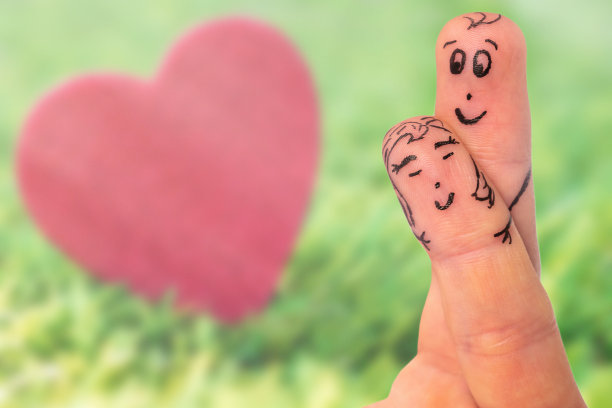 两个恋爱中的手指雕像是爱情和伙伴关系的有趣象征图片下载