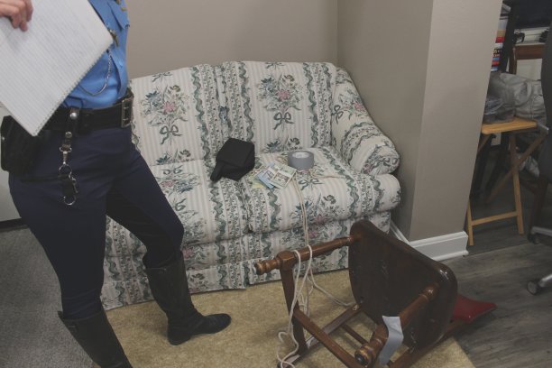 穿制服的女警官在犯罪现场图片下载