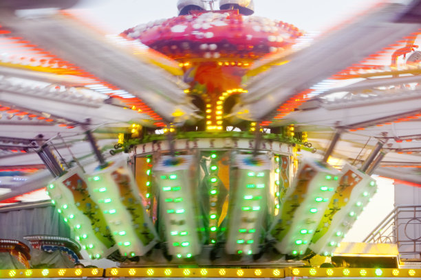 嘉年华，游乐园骑，卢戈市，加利西亚，西班牙。运动模糊。图片下载