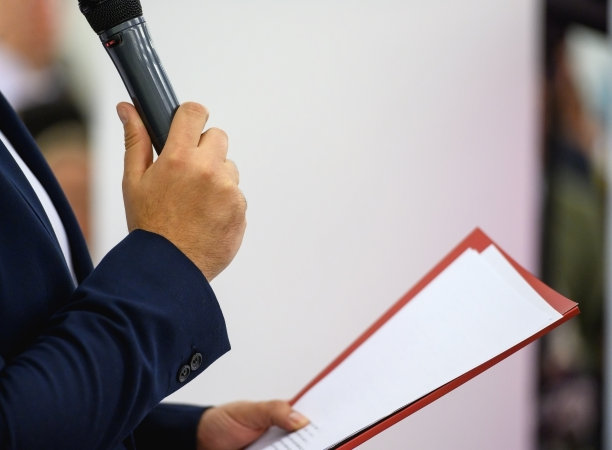 在活动上的演讲图片下载