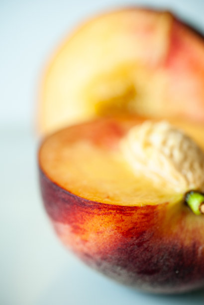 熟桃切成半股照片图片下载