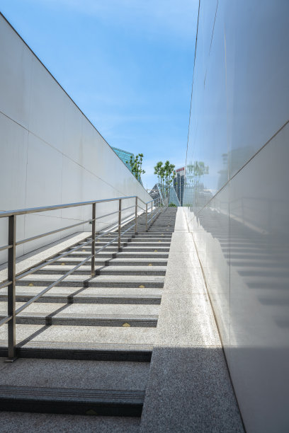 阳光明媚的楼梯图片下载